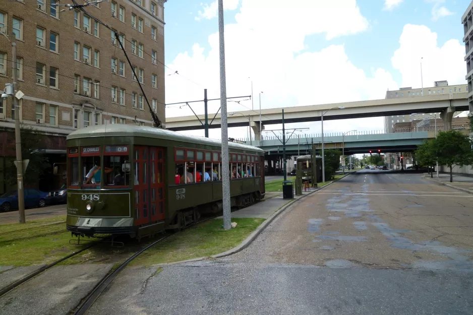 New Orleans Linie 12 St. Charles Streetcar mit Triebwagen 948 am St Charles at Lee Circle (2010)
