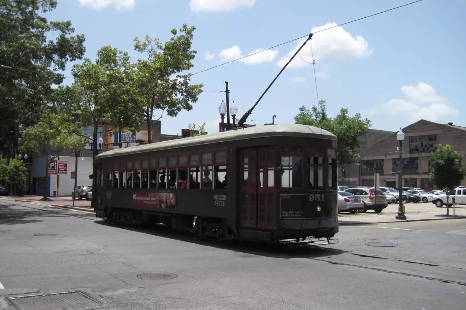 New Orleans Linie 12 St. Charles Streetcar mit Triebwagen 951nah Julia (2010)