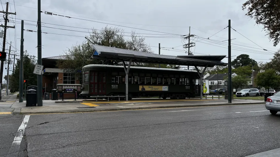 New Orleans Linie 12 St. Charles Streetcar mit Triebwagen 954 am S Claiborne (2024)