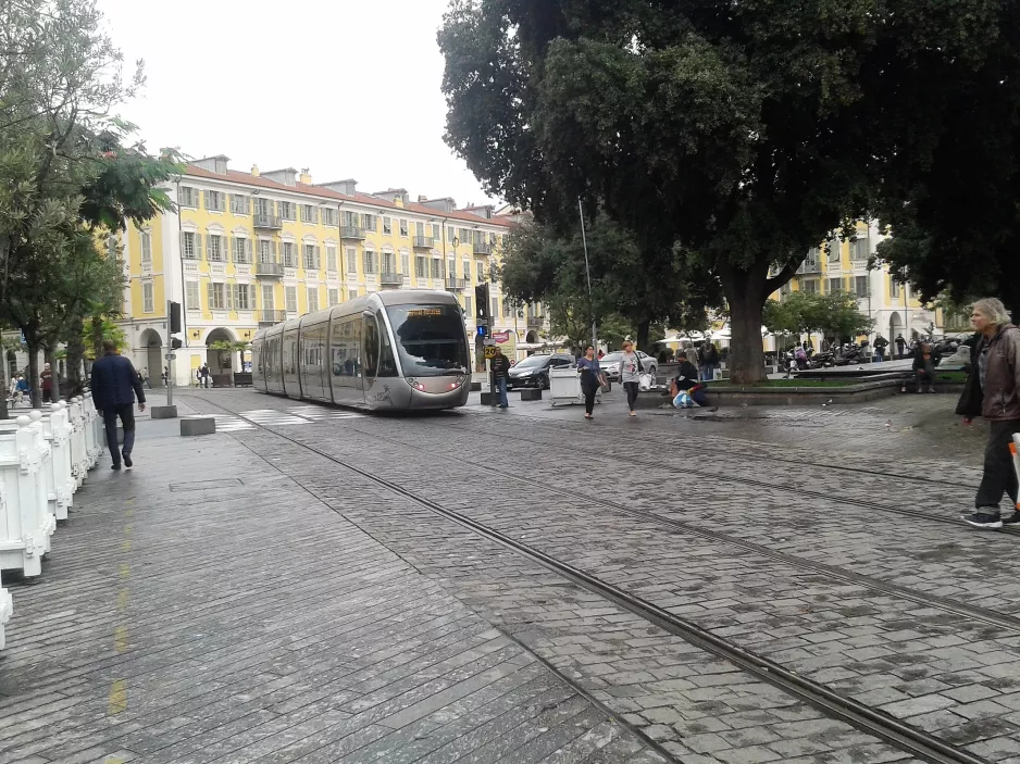 Nizza Straßenbahnlinie 1 auf Place Garibaldi (2016)