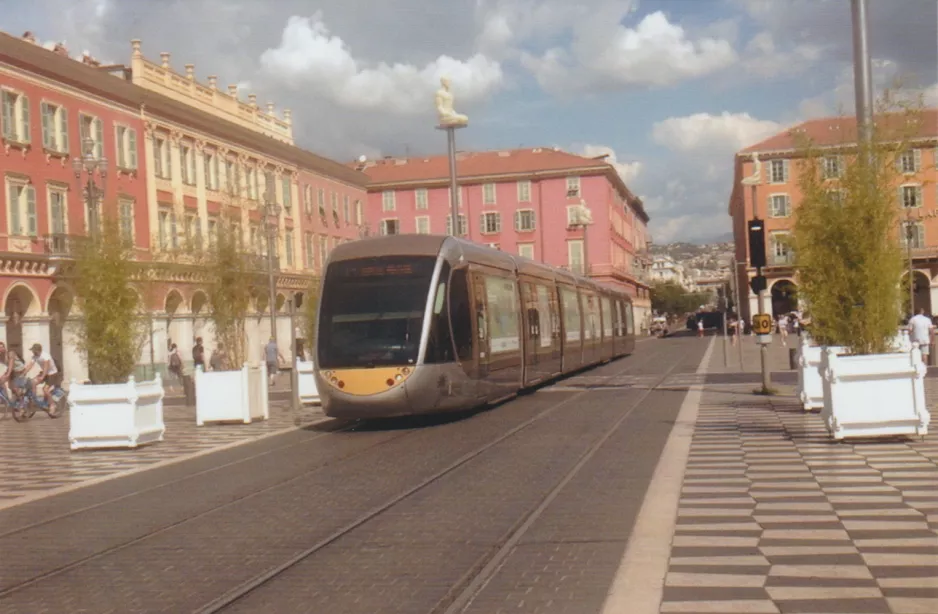 Nizza Straßenbahnlinie 1 auf Place Massena (2016)