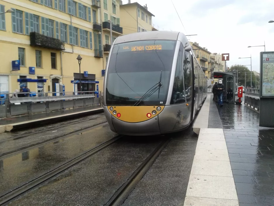 Nizza Straßenbahnlinie 1 mit Niederflurgelenkwagen 022, die Rückseite Cathédrale Vielle Ville (2016)