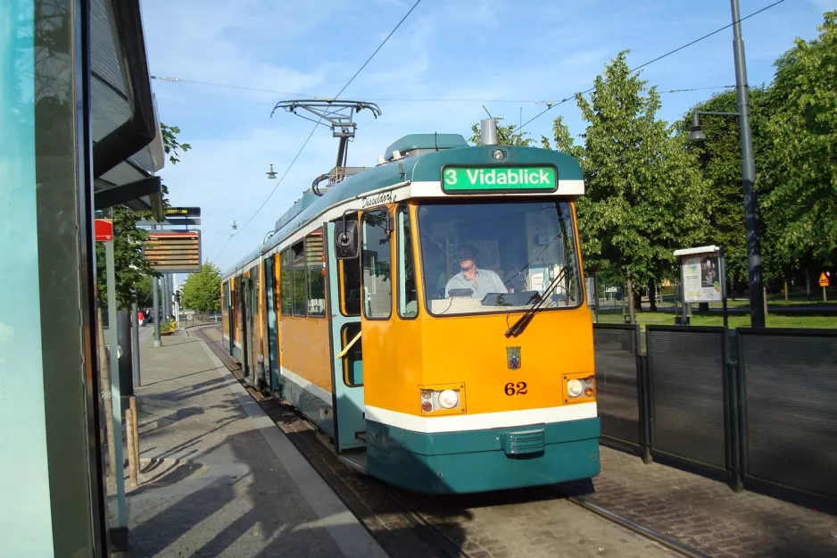 Norrköping Straßenbahnlinie 3 mit Gelenkwagen 62 "Düsseldorf" am Centralstation (2009)