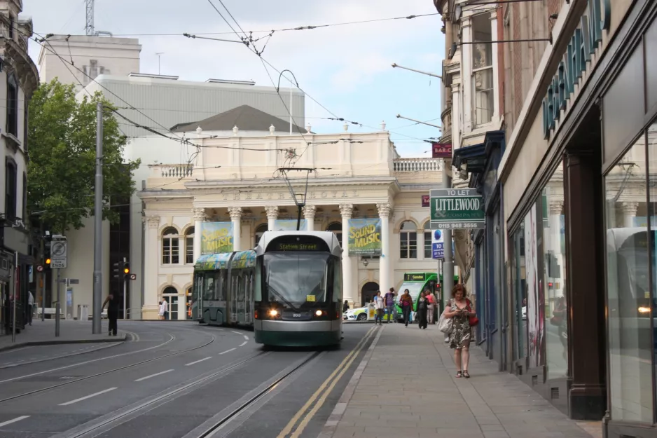 Nottingham Straßenbahnlinie Lila mit Niederflurgelenkwagen 203 "William (Bendigo) Th"nah Royal Centre (2011)