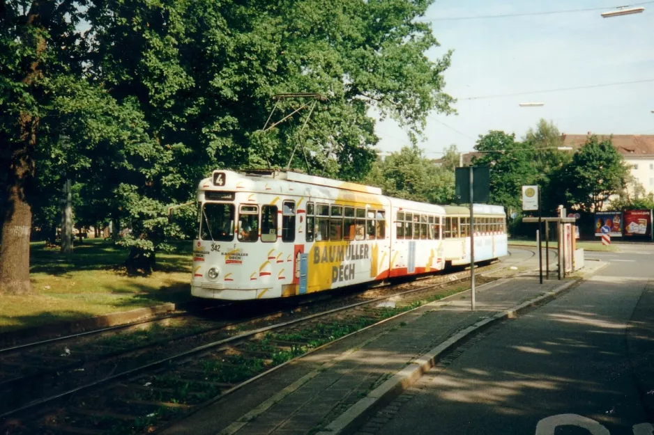 Nürnberg Straßenbahnlinie 4 mit Gelenkwagen 342 am Fliegerstraße (1998)