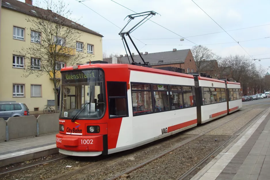 Nürnberg Straßenbahnlinie 8 mit Niederflurgelenkwagen 1002 am Tristanstraße (2013)