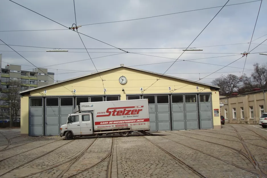 Nürnberg vor Historische Straßenbahndepot St. Peter (2013)