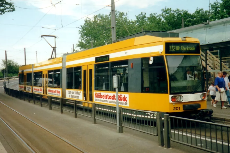 Oberhausen Regionallinie 112 mit Niederflurgelenkwagen 201 am Hauptbahnhof (1998)