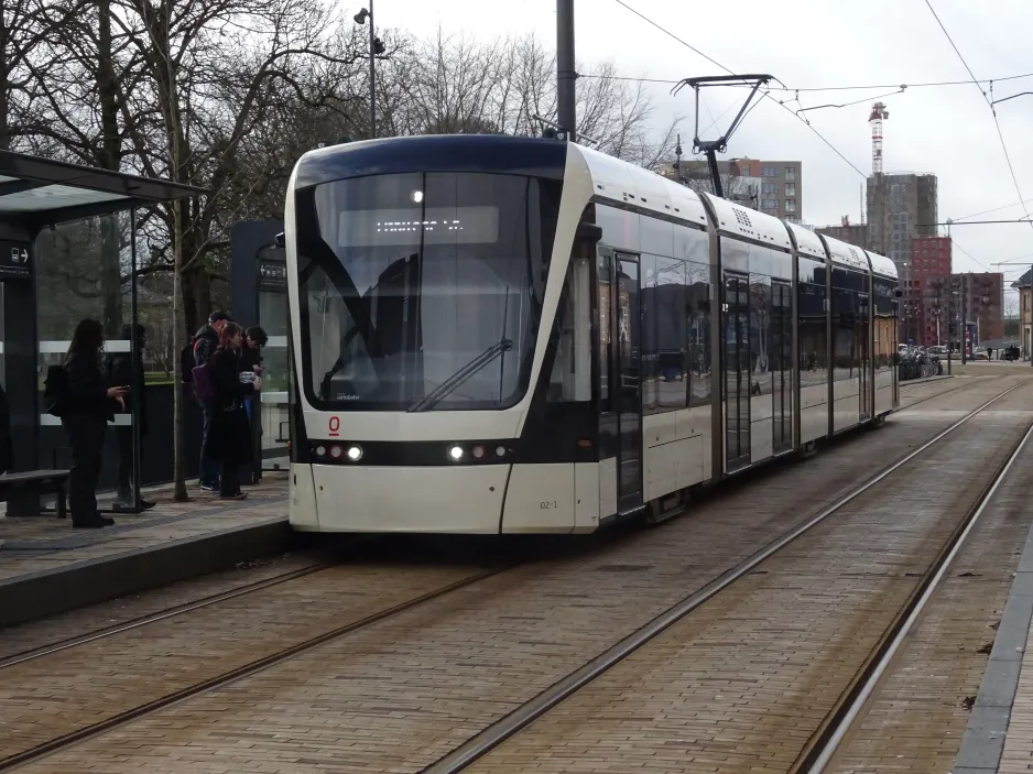 Odense Letbane mit Niederflurgelenkwagen 02 "Kompasset" am Banegården / Central Station (2024)