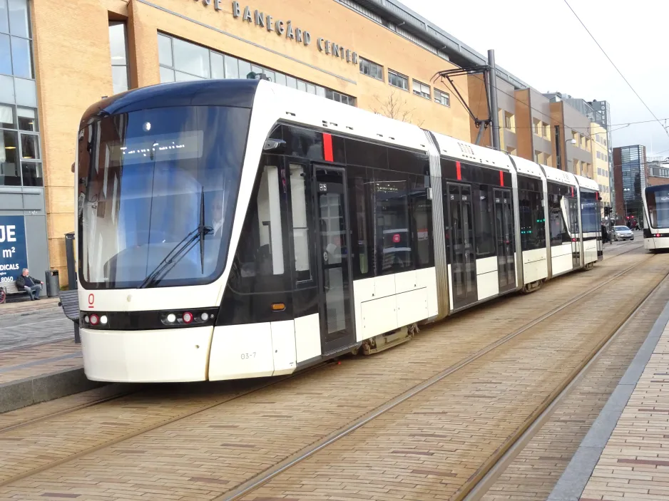 Odense Letbane mit Niederflurgelenkwagen 03 "Forbindelsen" am Banegården / Central Station (2024)