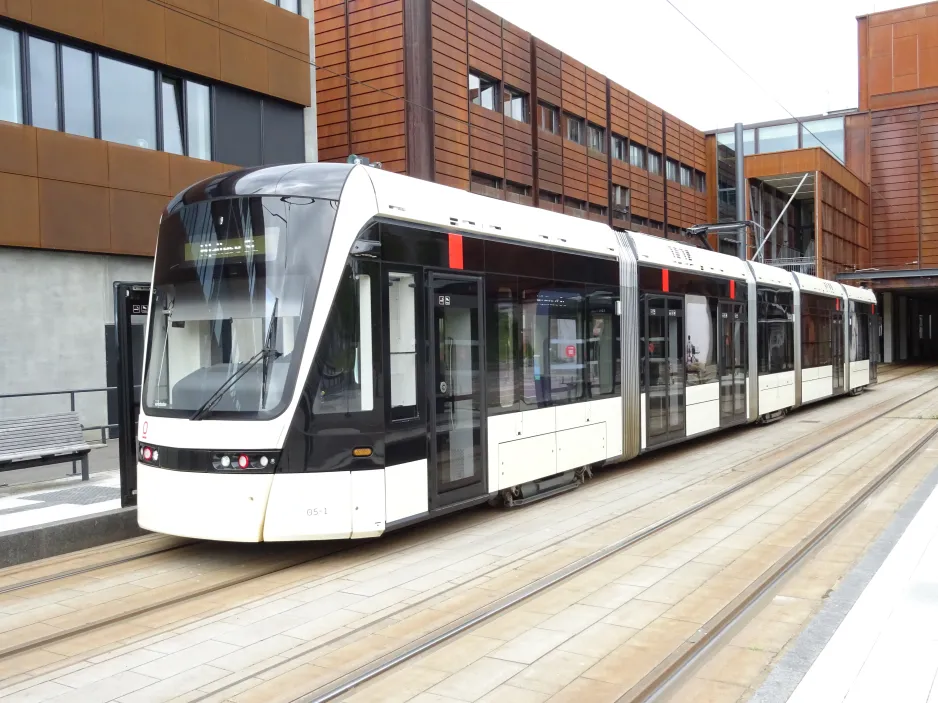 Odense Letbane mit Niederflurgelenkwagen 05 "Opdagelsen" am SDU (2024)