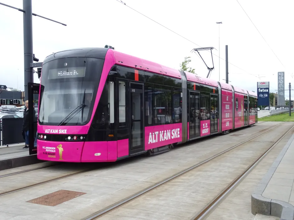 Odense Letbane mit Niederflurgelenkwagen 08 "Eventyret" am Rosengårdcentret (2024)