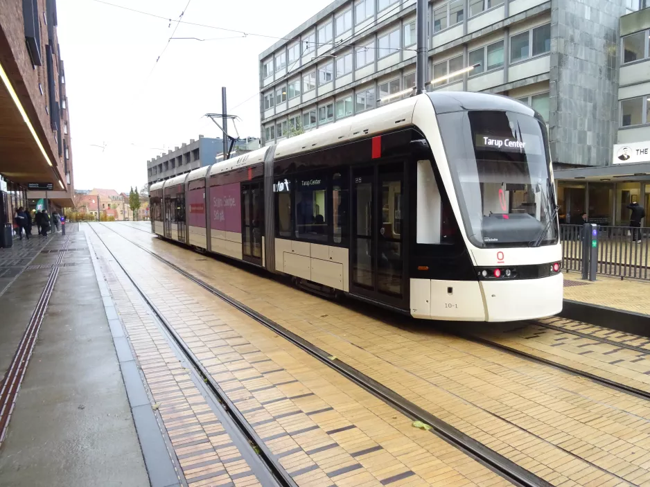 Odense Letbane mit Niederflurgelenkwagen 10 "Lykken" am Albani Torv (2023)