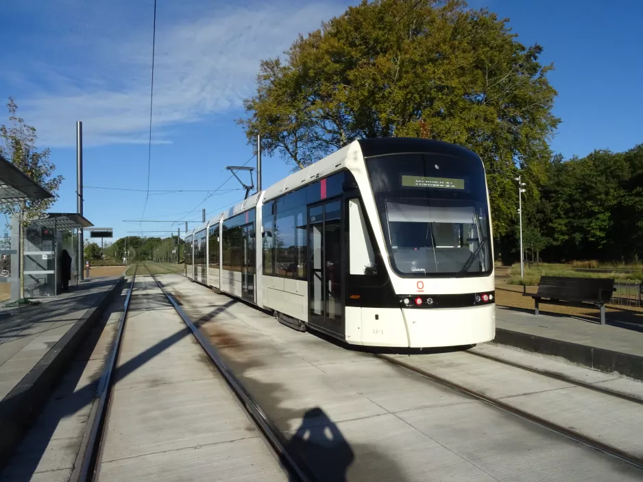 Odense Letbane mit Niederflurgelenkwagen 12 "Glæden" am Parken Süd (2022)