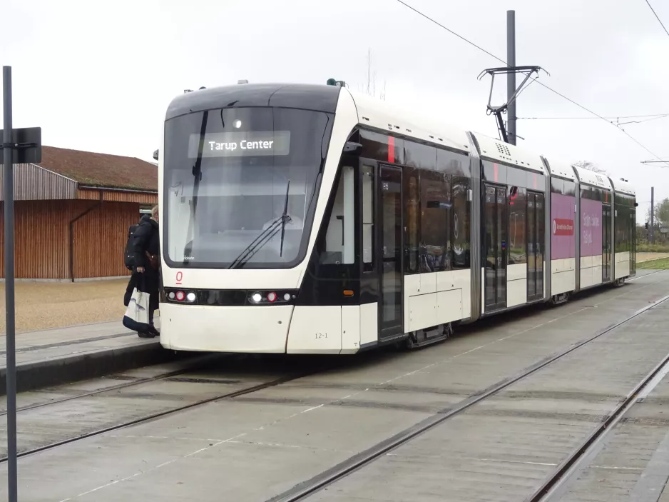 Odense Letbane mit Niederflurgelenkwagen 12 "Glæden" am Parken Süd (2023)