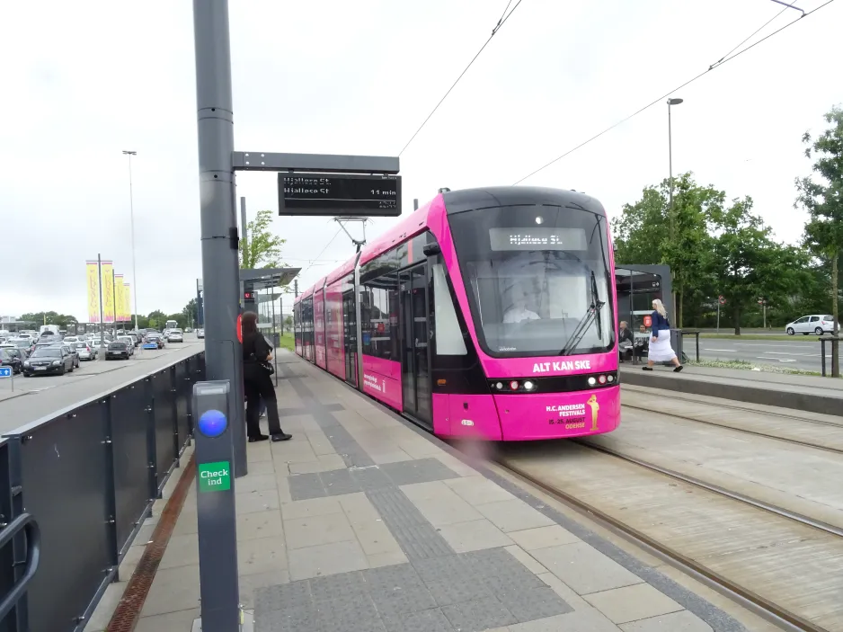 Odense Letbane mit Niederflurgelenkwagen 13 "Øjeblikket" am Rosengårdcentret (2024)