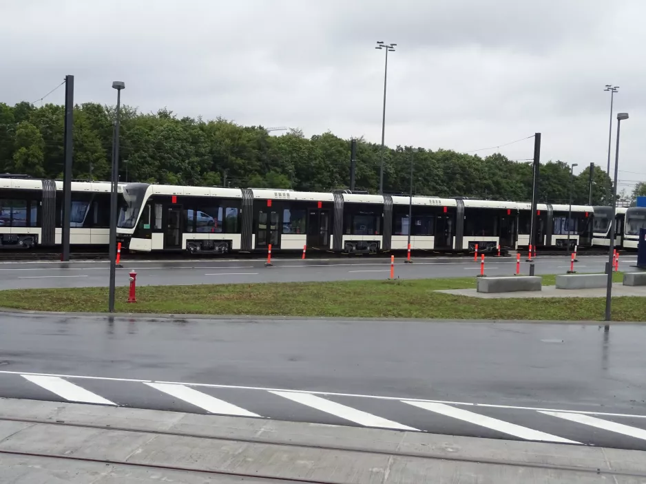 Odense Niederflurgelenkwagen 08 "Eventyret" auf der Seitenbahn bei Kontrol centret (2020)