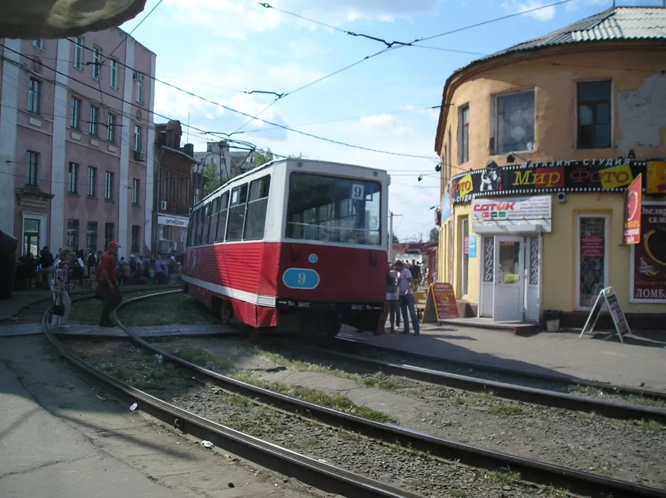 Omsk Straßenbahnlinie 9 mit Triebwagen 9 auf ulitsa Marchenko (2009)