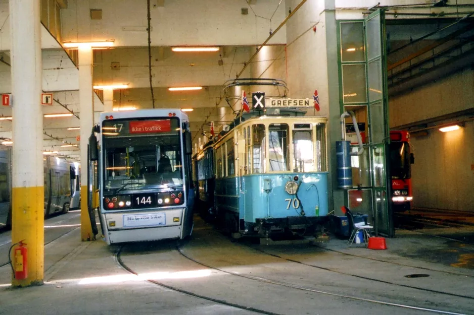 Oslo Niederflurgelenkwagen 144 innen Grefen trikkebase (2005)