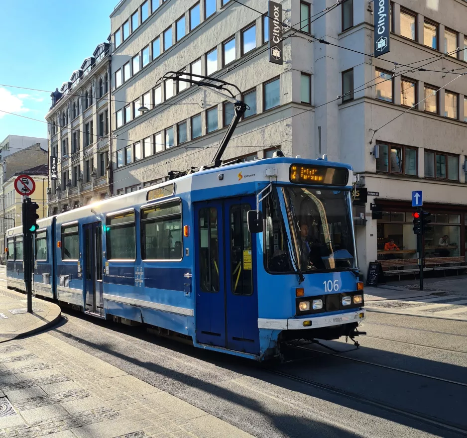 Oslo Straßenbahnlinie 12 mit Gelenkwagen 106nah Dronningens gate (2020)