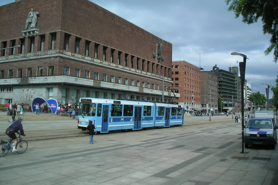 Oslo Straßenbahnlinie 12 mit Gelenkwagen 109 auf Rådhusplassen (2010)