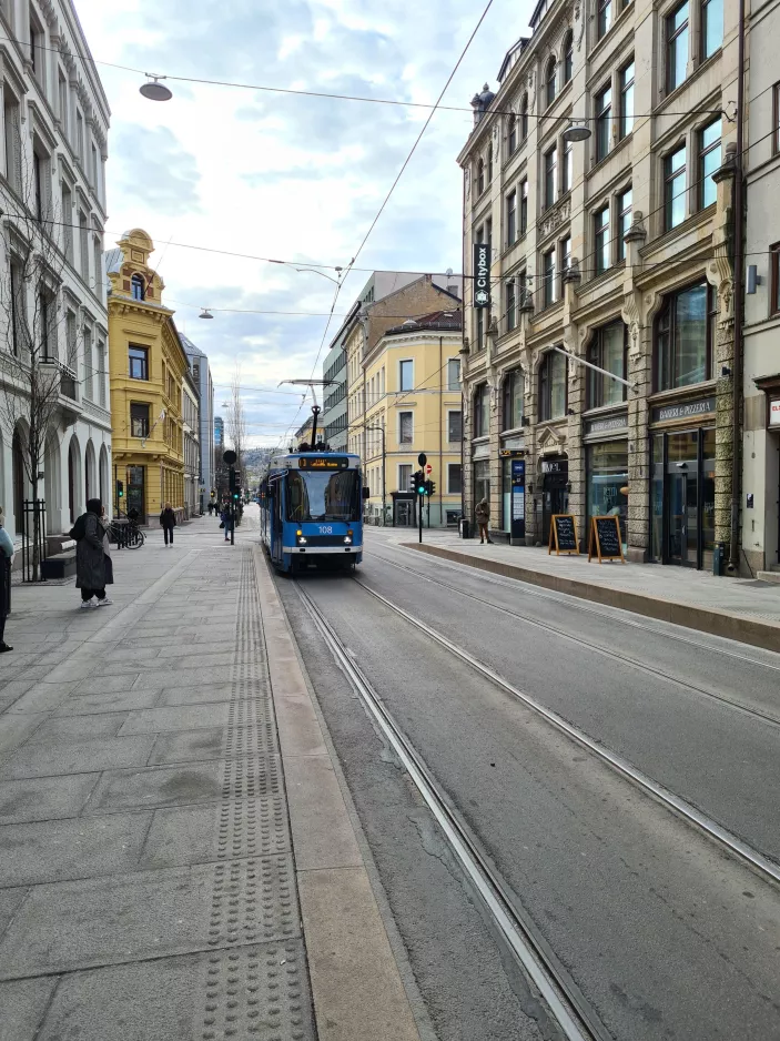 Oslo Straßenbahnlinie 13 mit Gelenkwagen 108 auf Prinsens gate (2022)