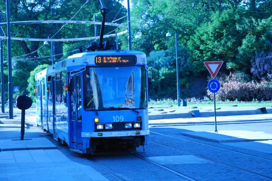 Oslo Straßenbahnlinie 13 mit Gelenkwagen 109 auf Stortingsgata (2013)