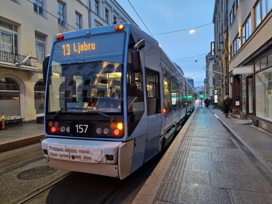 Oslo Straßenbahnlinie 13 mit Niederflurgelenkwagen 157 am Dronningens gate (2024)