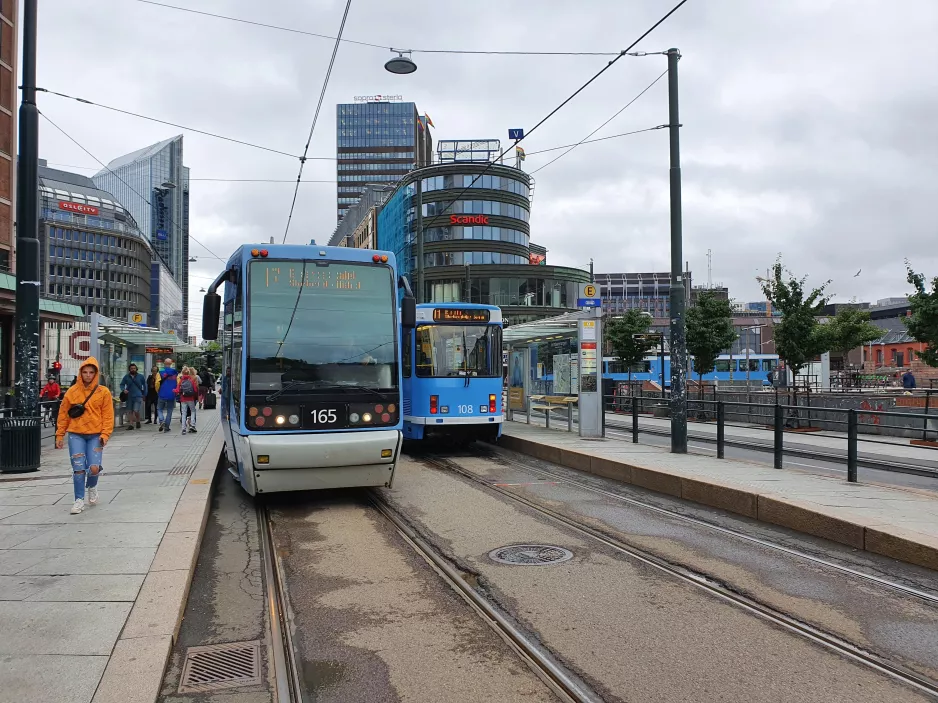Oslo Straßenbahnlinie 17 mit Niederflurgelenkwagen 165 am Jernbanetorget (2020)