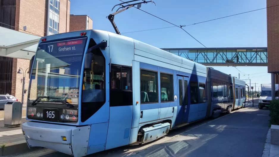 Oslo Straßenbahnlinie 17 mit Niederflurgelenkwagen 165 am Rikshospitalet (2016)