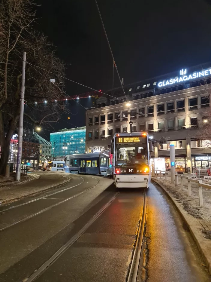Oslo Straßenbahnlinie 18 mit Niederflurgelenkwagen 141 auf Kirkeristen (2022)