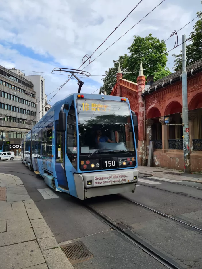 Oslo Straßenbahnlinie 18 mit Niederflurgelenkwagen 150 auf Kirkeristen (2021)
