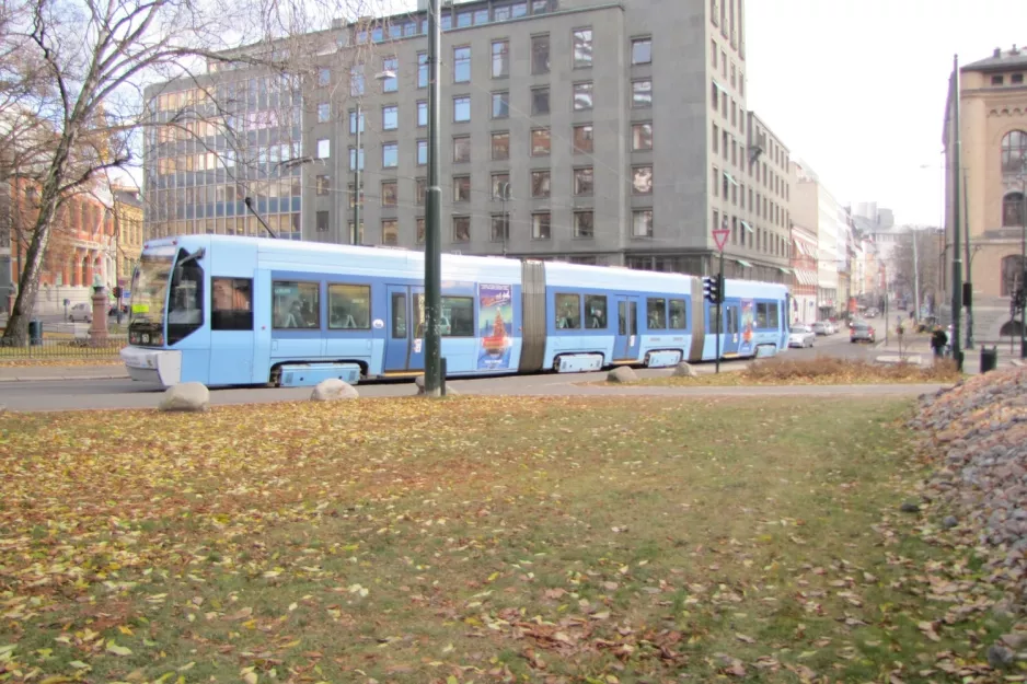 Oslo Straßenbahnlinie 18 mit Niederflurgelenkwagen 160 auf Pilestredet (2010)