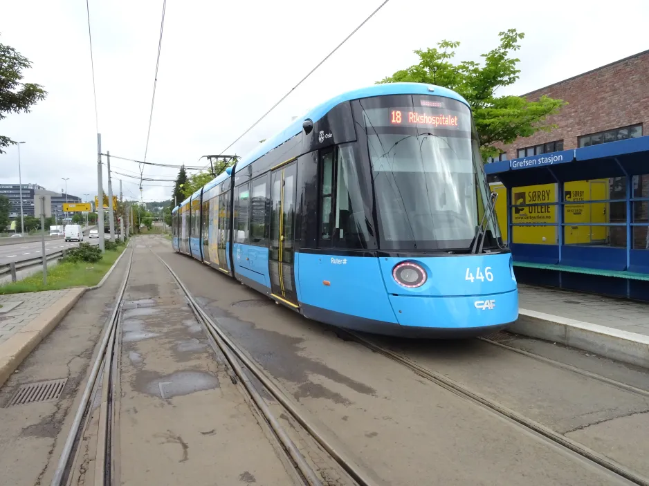 Oslo Straßenbahnlinie 18 mit Niederflurgelenkwagen 446 am Grefsen (2024)