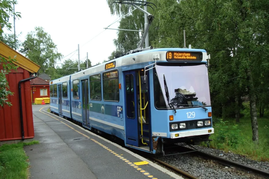 Oslo Straßenbahnlinie 19 mit Gelenkwagen 129 am Ljabru (2009)