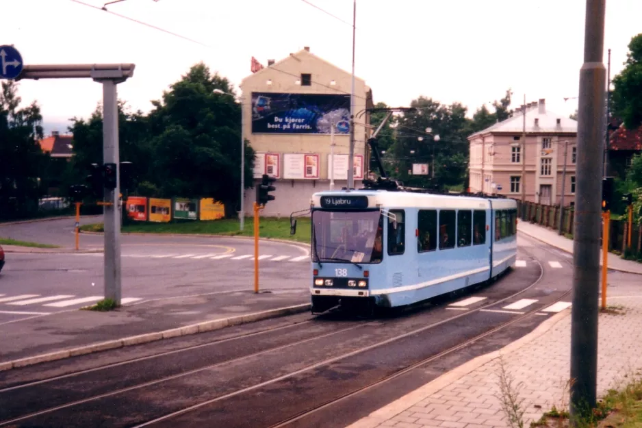 Oslo Straßenbahnlinie 19 mit Gelenkwagen 138 durch Kreuzung Konows gate (1995)