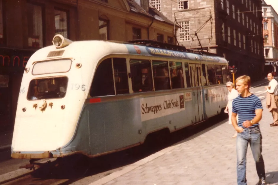 Oslo Straßenbahnlinie 9 mit Triebwagen 196 auf Prinsens gate (1980)