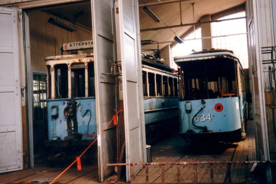 Oslo Triebwagen 121 innen Sagene Remise, Sporveismuseet Vognhall 5 (1995)