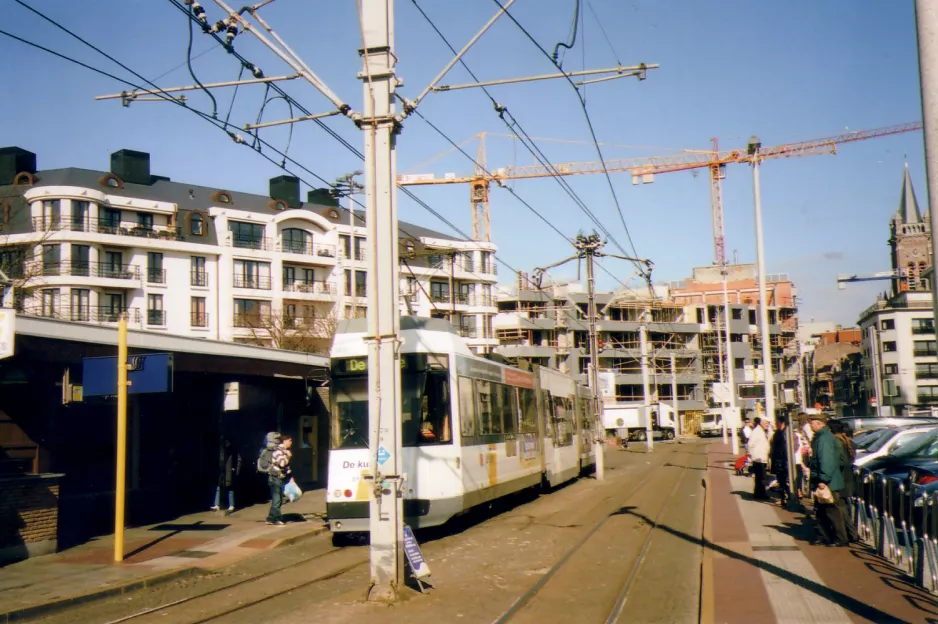 Ostende De Kusttram mit Gelenkwagen 6033 am Koning Leopold III plein Blankenberge (2007)