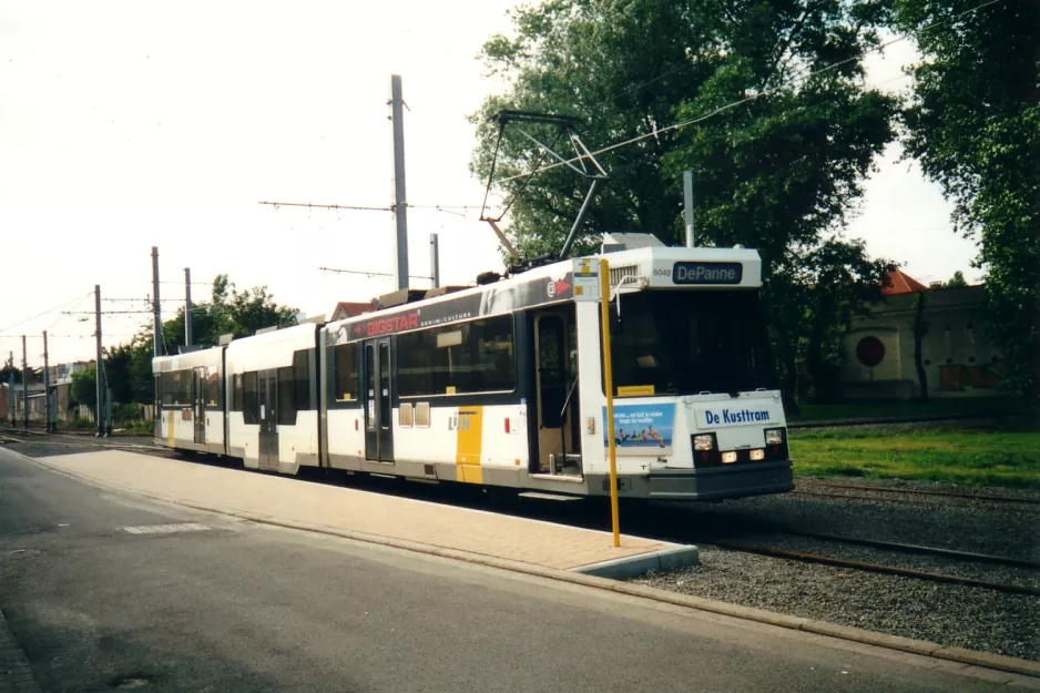 Ostende De Kusttram mit Gelenkwagen 6048 am Knokke (Tramweg) (2002)