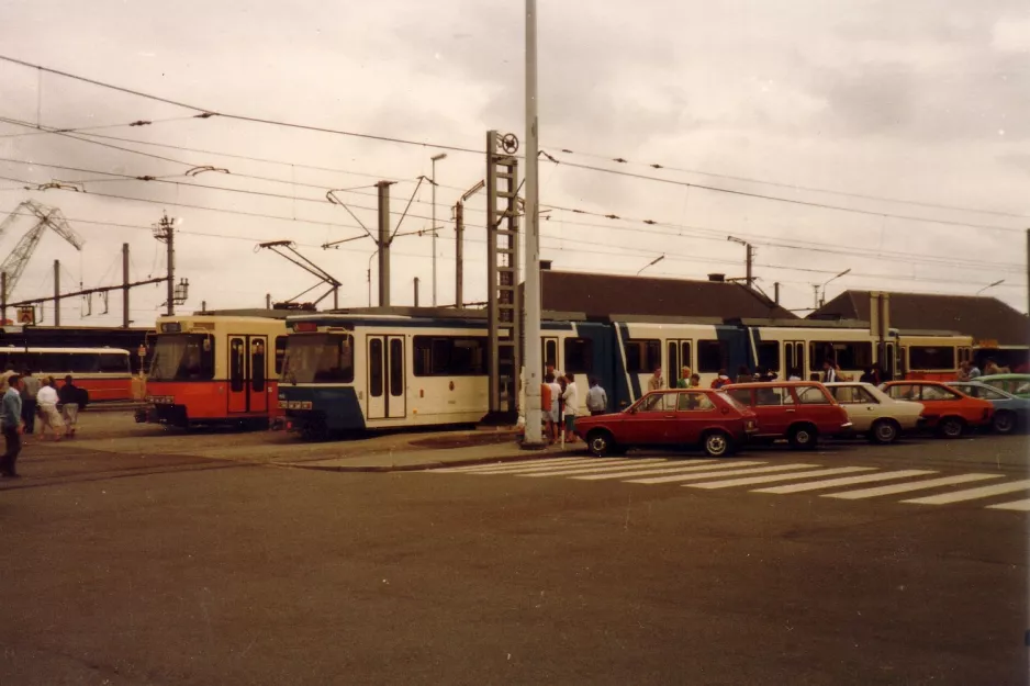 Ostende De Kusttram mit Gelenkwagen 6102, Seitenansicht Station (1982)