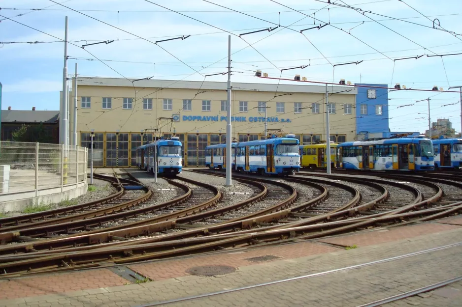 Ostrava Triebwagen 1033 vor Vozovna Křivá (2008)