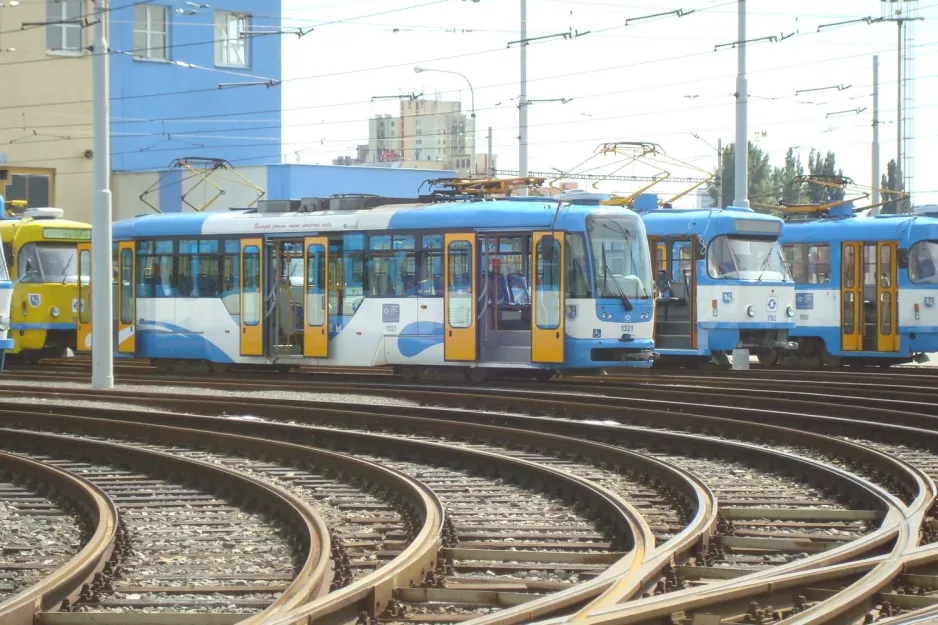 Ostrava Triebwagen 1321 vor Vozovna Křivá (2008)