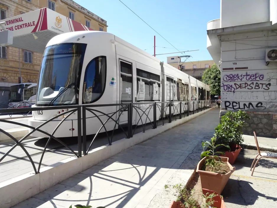 Palermo Straßenbahnlinie 1 mit Niederflurgelenkwagen 03 am Bahnhof Centrale (2022)