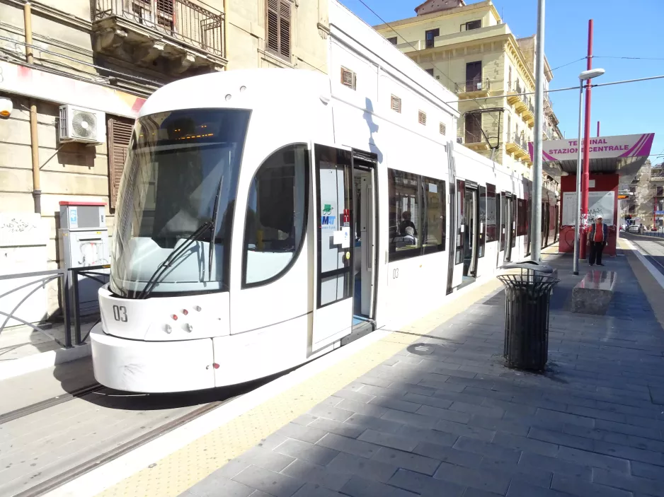 Palermo Straßenbahnlinie 1 mit Niederflurgelenkwagen 03 am Terminal Stazione Centrale (2022)