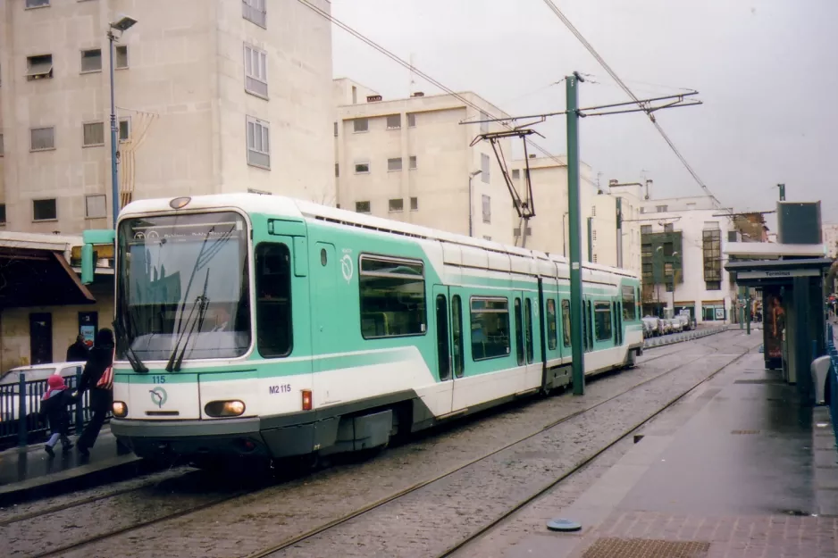 Paris Straßenbahnlinie T1 mit Niederflurgelenkwagen 115 am Gare de Noisy-le-Sec (2007)