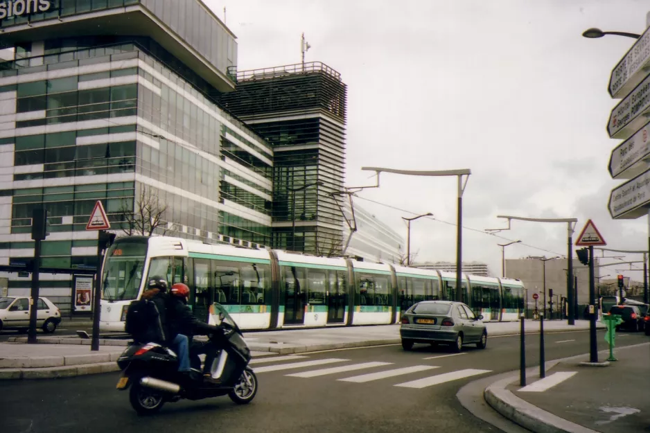 Paris Straßenbahnlinie T3a mit Niederflurgelenkwagen 302 am Pont Garigliano (2007)