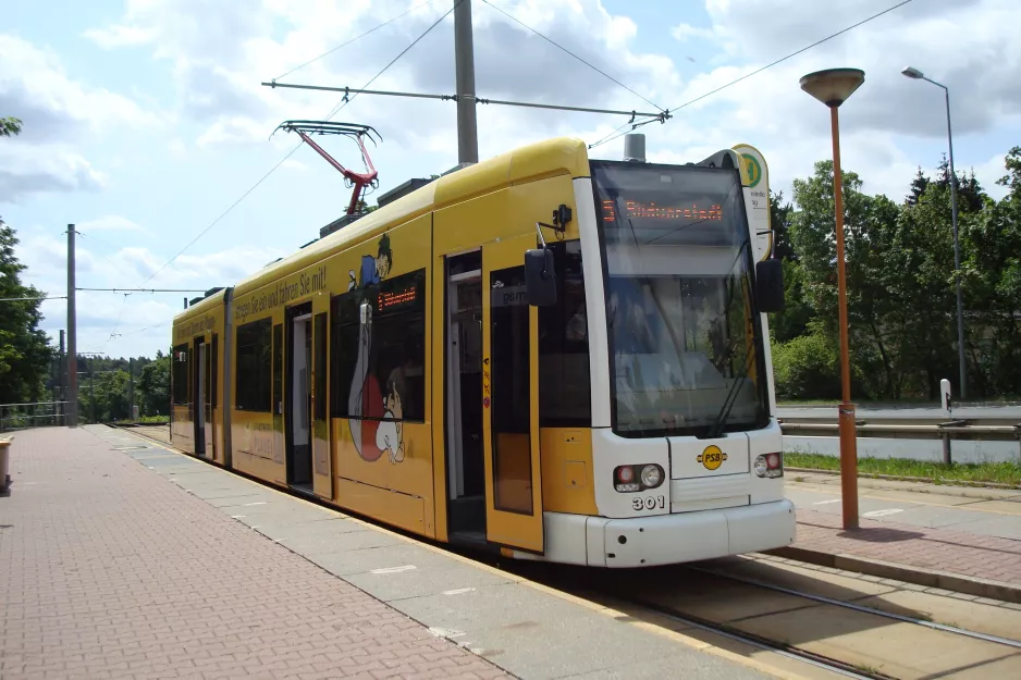 Plauen Straßenbahnlinie 5 mit Niederflurgelenkwagen 301 am Plamag (2015)