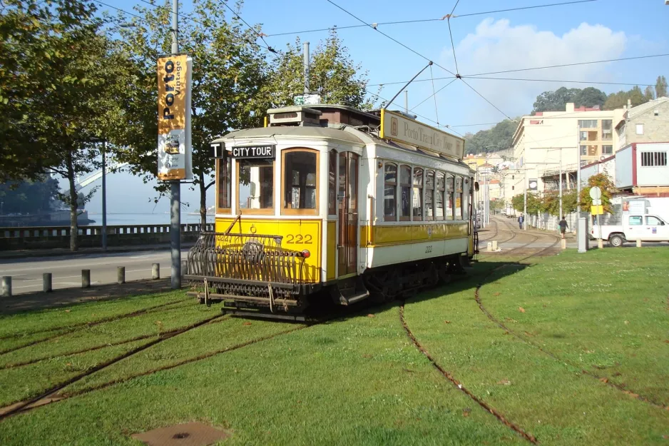 Porto Ausflugslinie Tram City Tour mit Triebwagen 222 nahe bei Museu do Carro Eléctrico (2008)