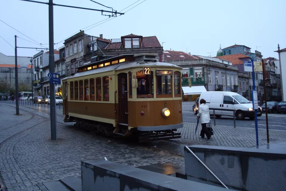Porto Straßenbahnlinie 22 mit Triebwagen 131 am Batalha (2008)